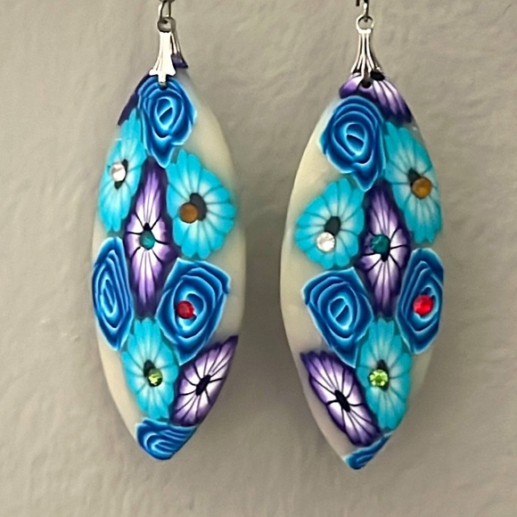 Dangly earrings. Floral detail with rhinestones. - Picture 2 of 3